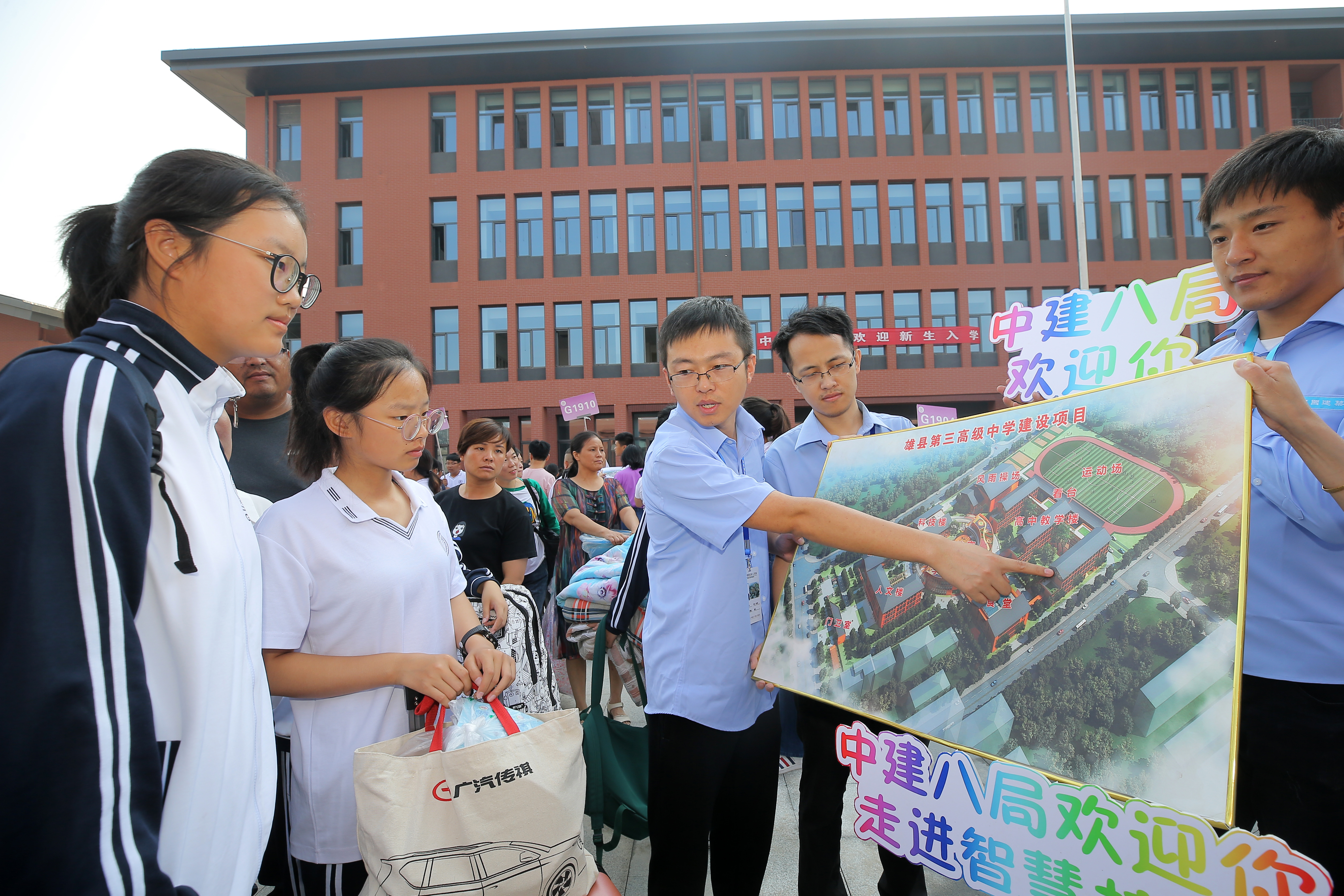 中建八局承建的河北雄县第三高级中学迎来首届学生