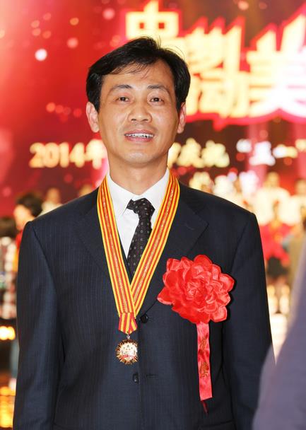 中建八局涌现出第6名全国劳模模范	
，沈健光荣参加人民大会堂的表彰大会 
