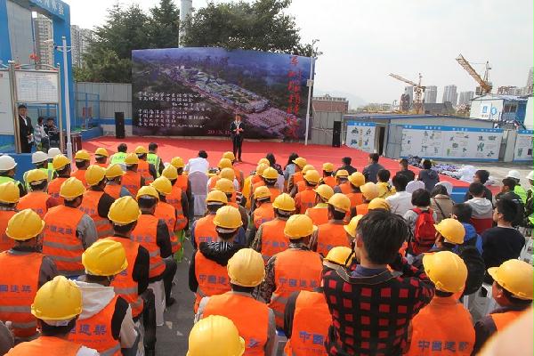 四公司为农民工送去新“工装” 