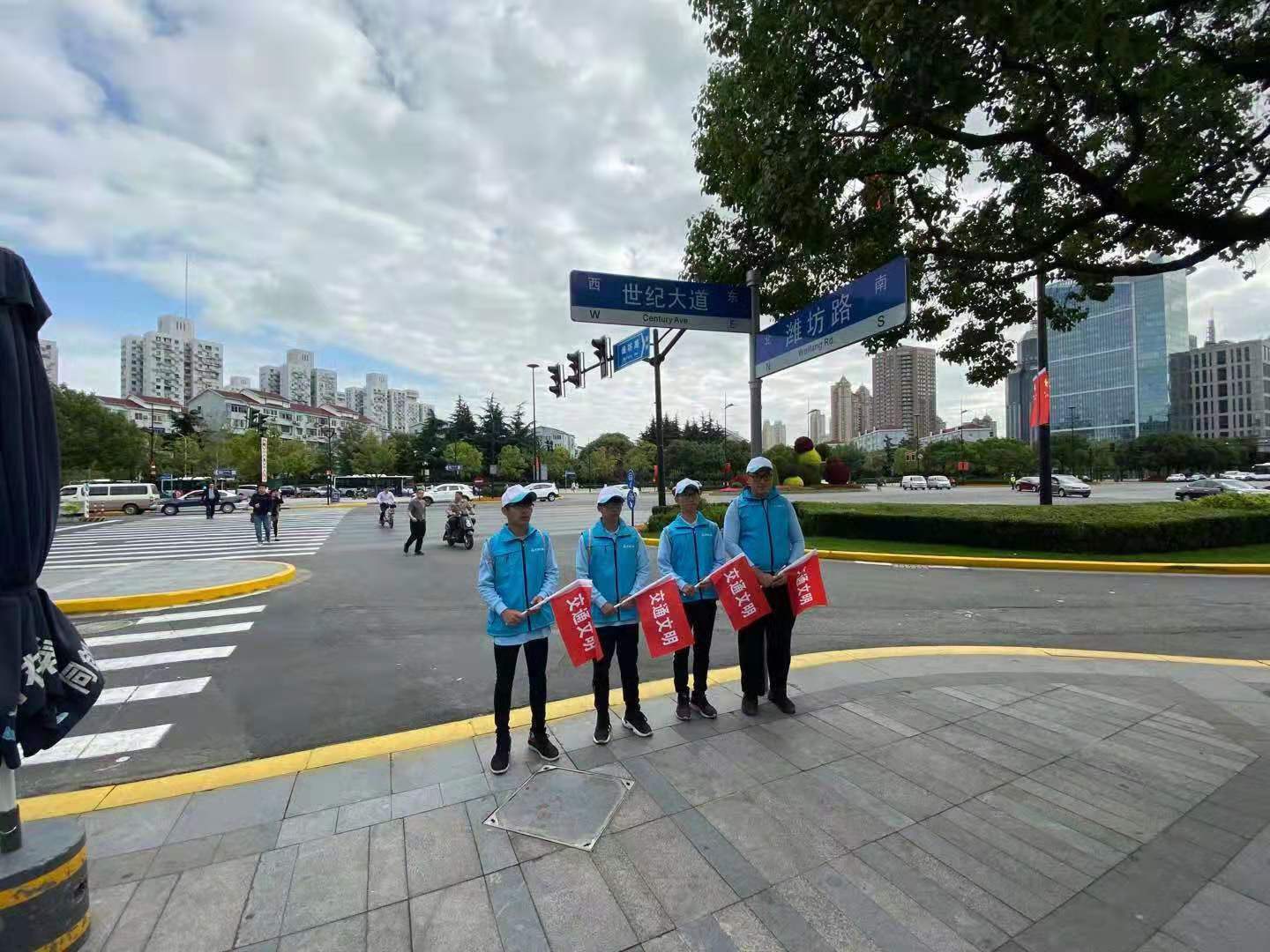 世纪大道执勤2.jpg 世纪大道执勤2.jpg