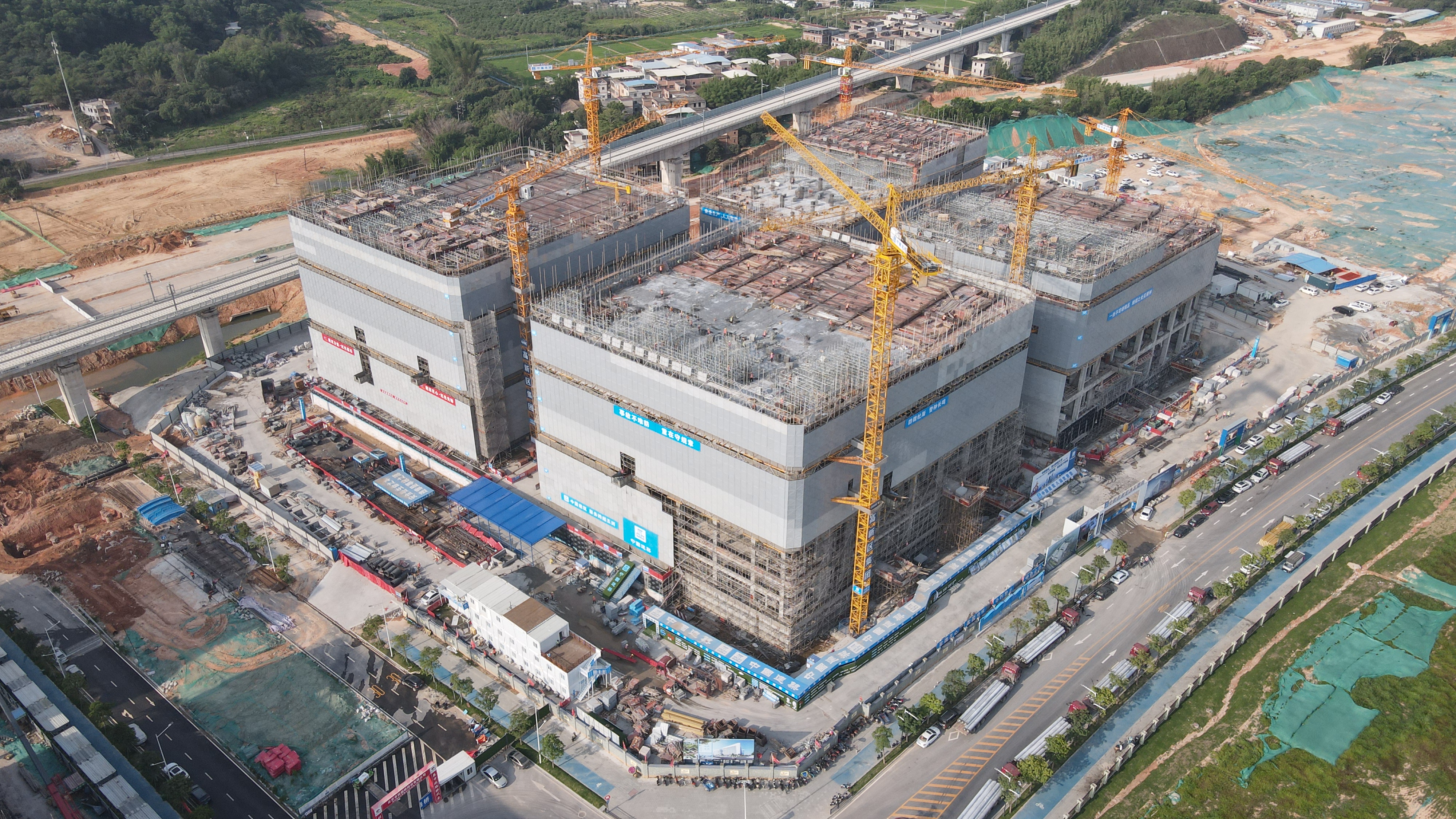 中建八局华南公司广州知识城创新型疫苗生产基地项目封顶 