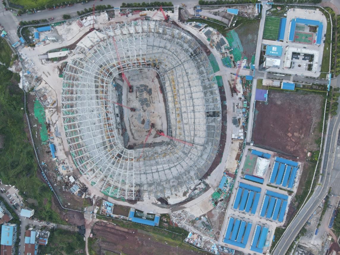 中建八局重庆龙兴足球场项目钢结构顺畅封顶