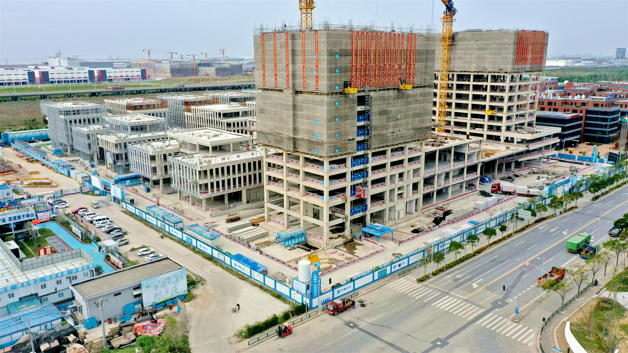 中建八局发展建设公司上海临港新片区港城·海立方科技园三期项目封顶 