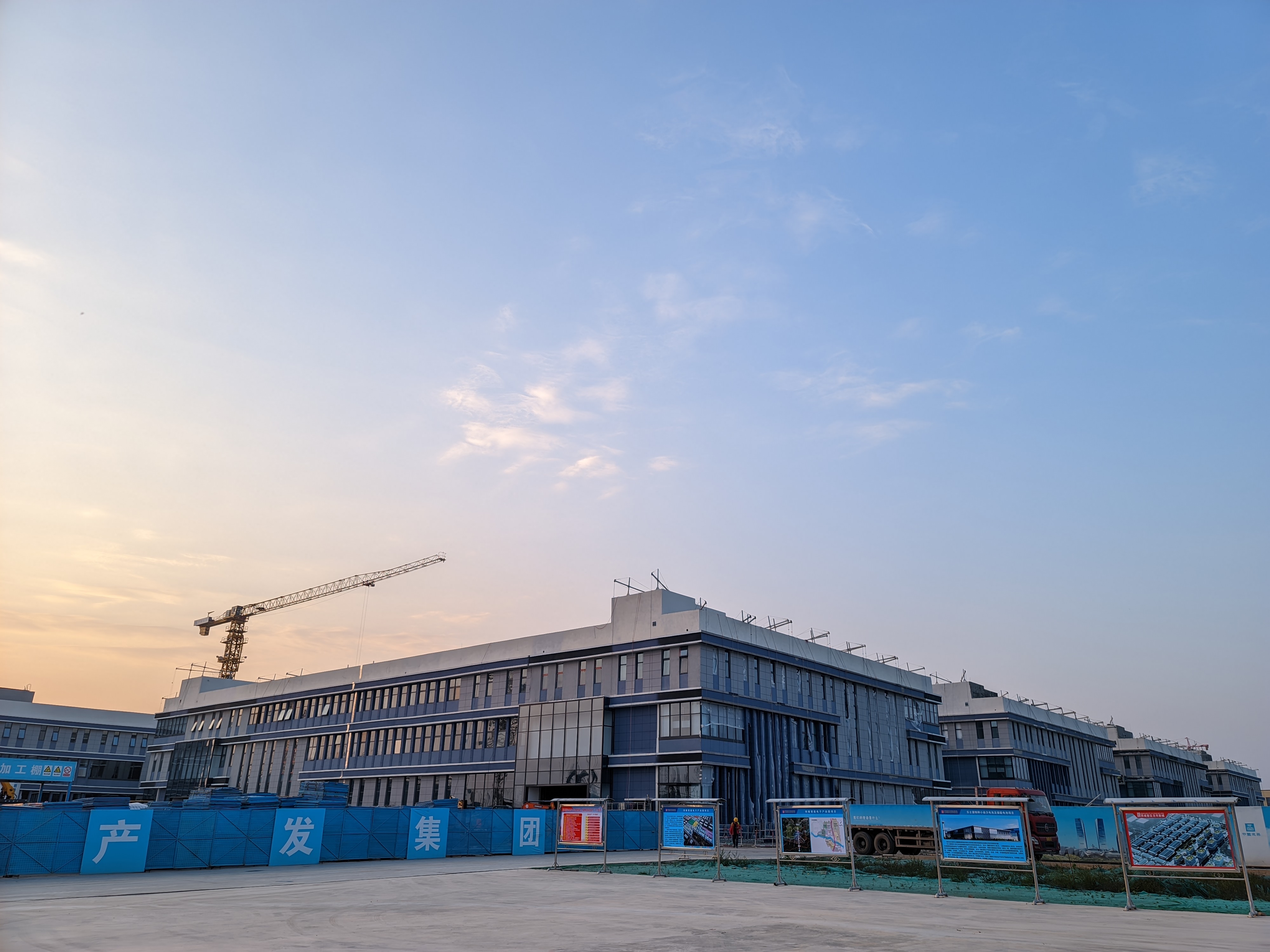 中建八局承建的泾河智能电子产业园项目厂房全面移送