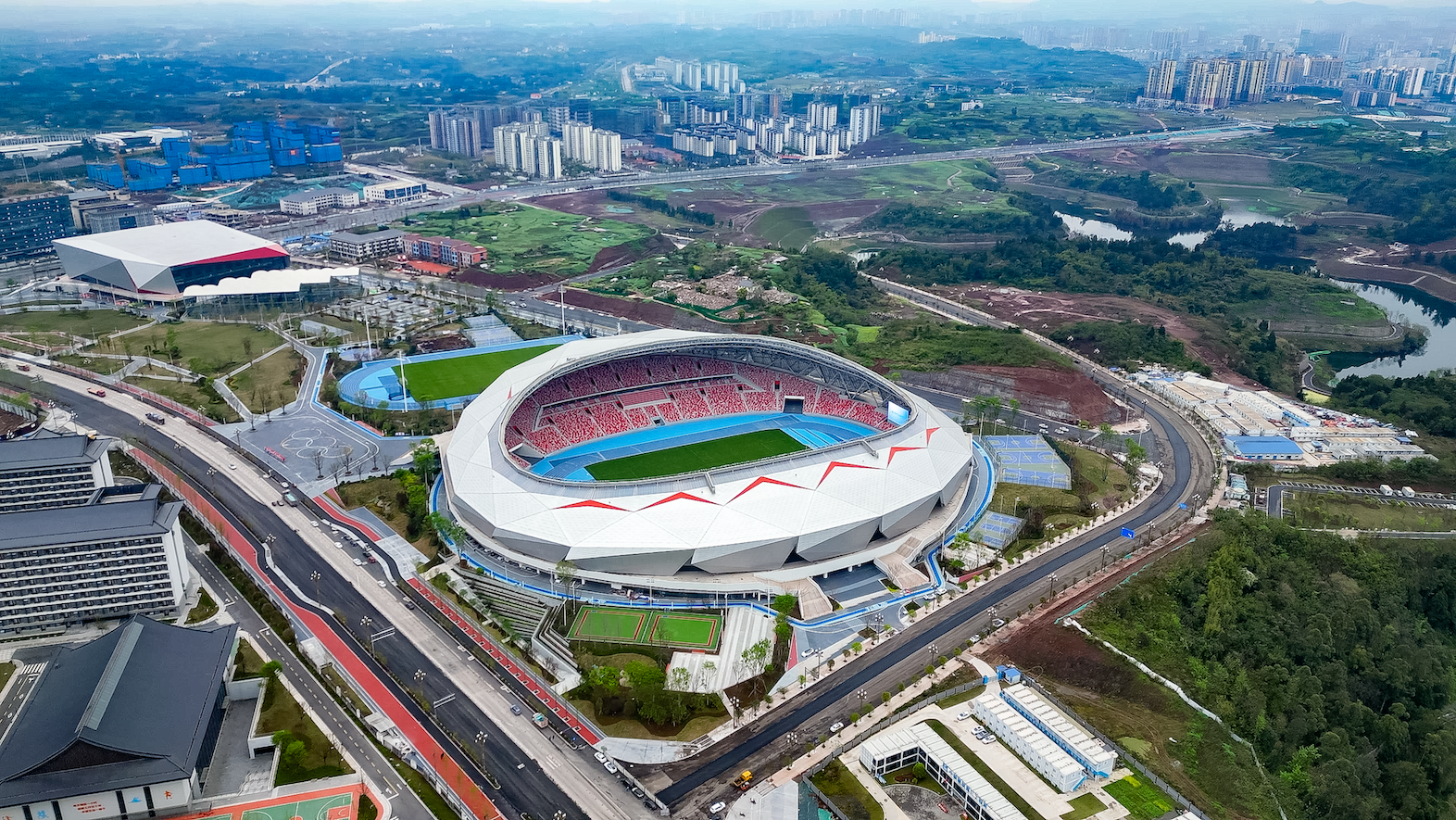 01 川渝广安共享体育基地项目航拍全景.png