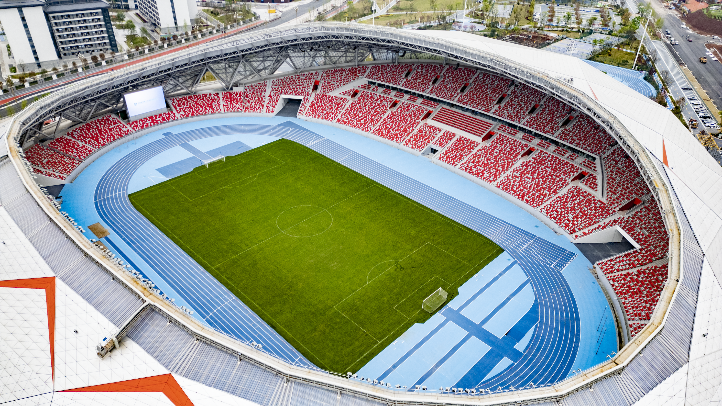 06 体育场内部航拍.png