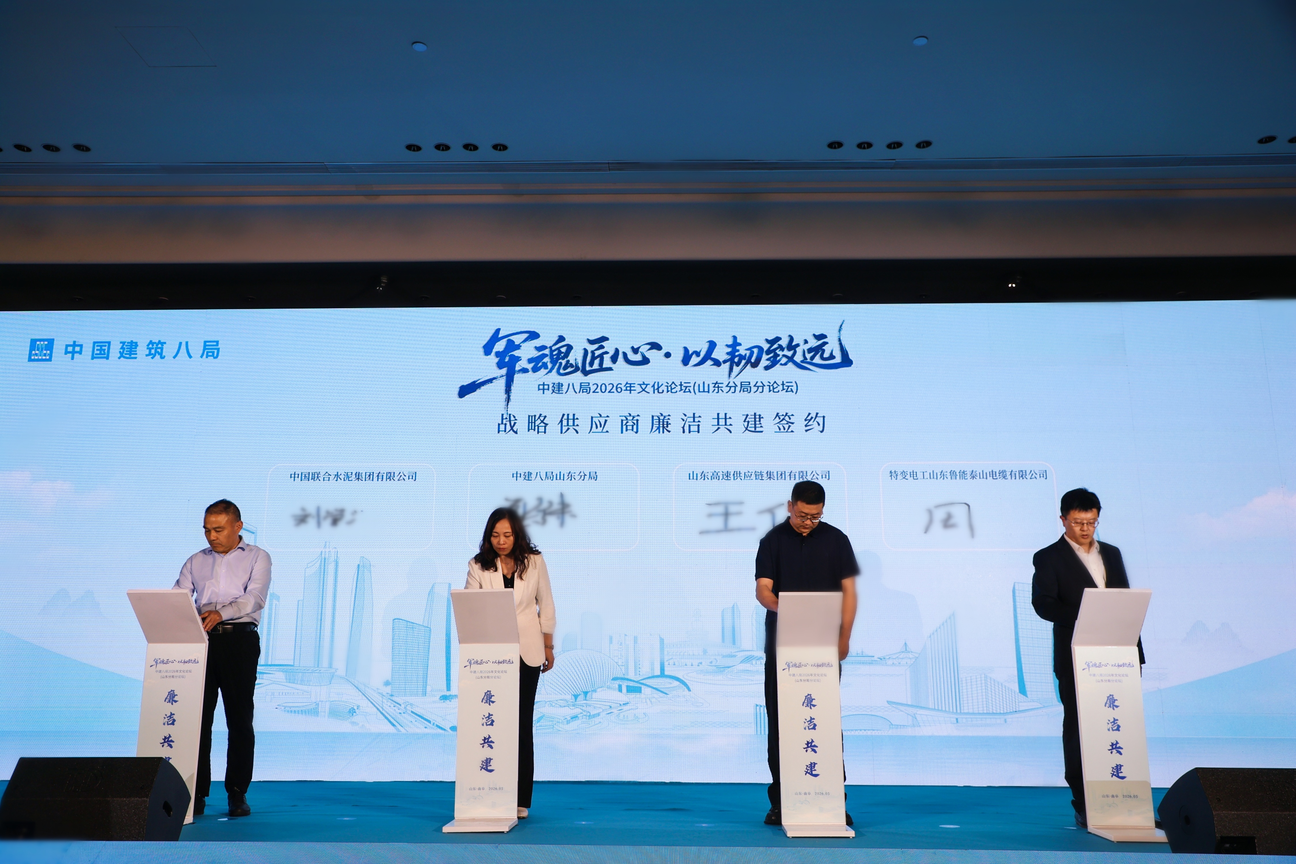 11.签约合影.jpg