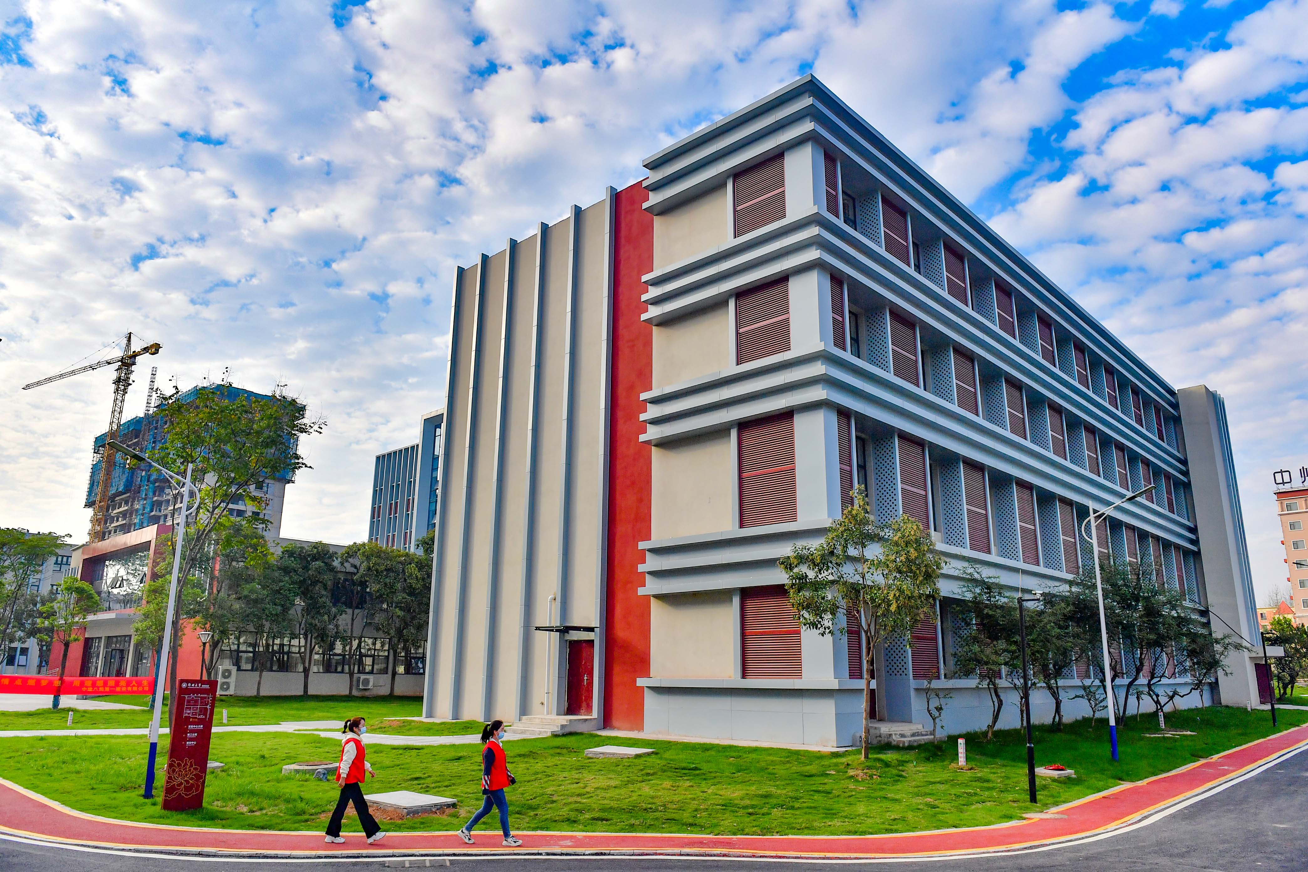 郑州大学洛阳校区实景02.jpg